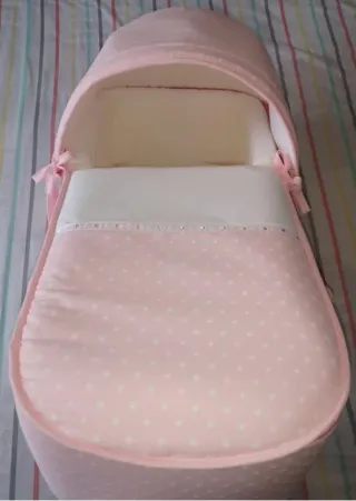 Alcofa de bebé rosa con estrellas