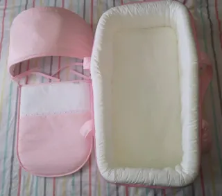 Alcofa de bebé rosa con estrellas