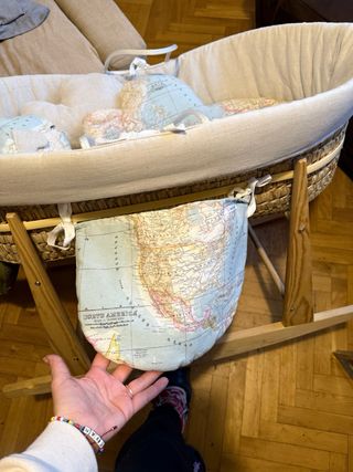 Moisés con patas de madera