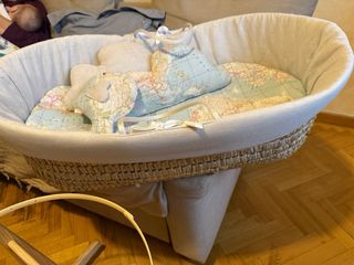 Moisés con patas de madera