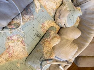 Moisés con patas de madera