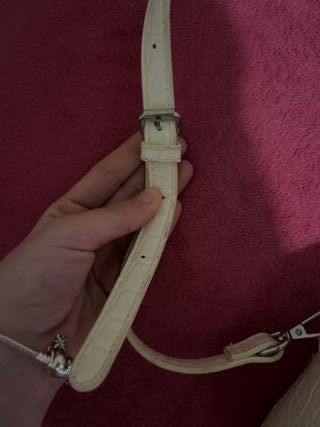 Bolso Stradivarius blanco efecto piel cocodrilo