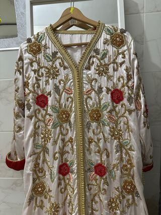 Takchita bordada, ideal para un compromiso o boda.