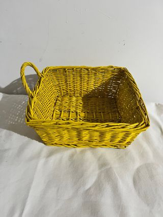 Cestino giallo in paglia con manico