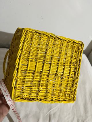 Cestino giallo in paglia con manico