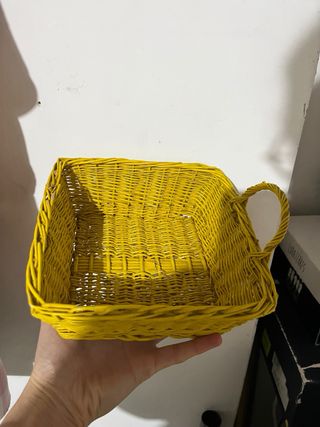 Cestino giallo in paglia con manico