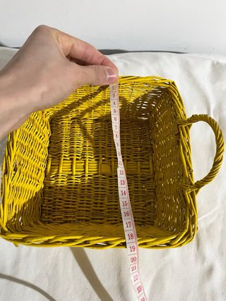 Cestino giallo in paglia con manico