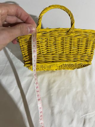 Cestino giallo in paglia con manico