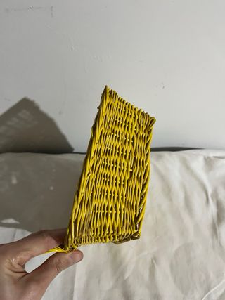 Cestino giallo in paglia con manico