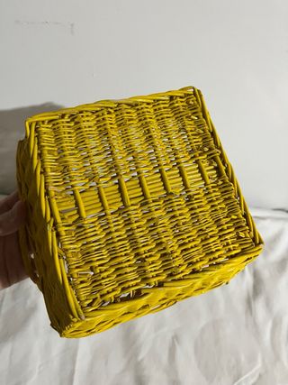 Cestino giallo in paglia con manico