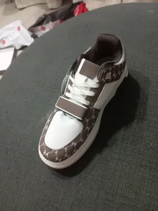 Scarpe sneakers bianche e marroni