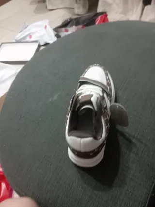 Scarpe sneakers bianche e marroni