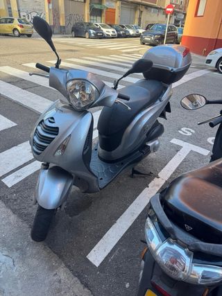 Honda plateada automática scooter