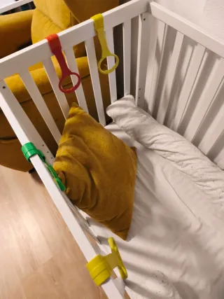 Cuna de bebé blanca con colecho