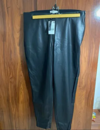 Pantalón efecto piel Mango Talla M