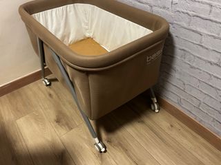 Minicuna marrón con ruedas