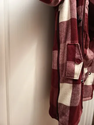 Abrigo premamá cuadros rojo y beige