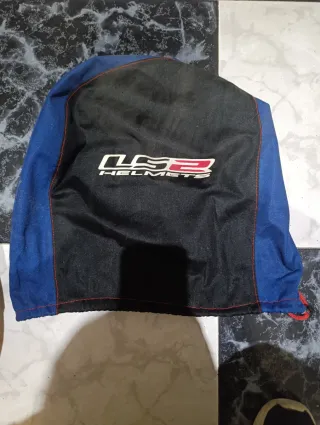 Casco de moto con diseño de mariposas