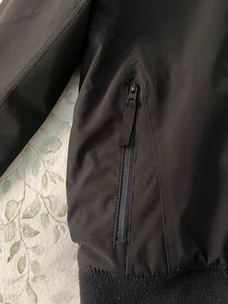 Cazadora chica hollister Negra con Capucha y Pelo