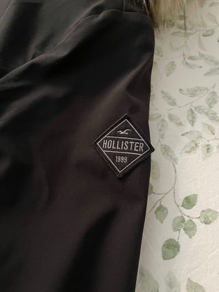 Cazadora chica hollister Negra con Capucha y Pelo