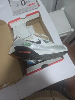 Caja Nike Roja y Blanca