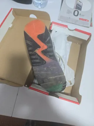 Caja Nike Roja y Blanca