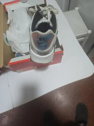 Caja Nike Roja y Blanca