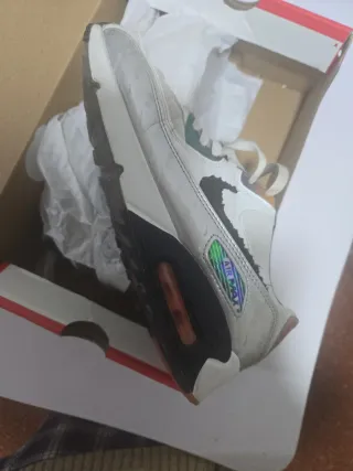 Caja Nike Roja y Blanca