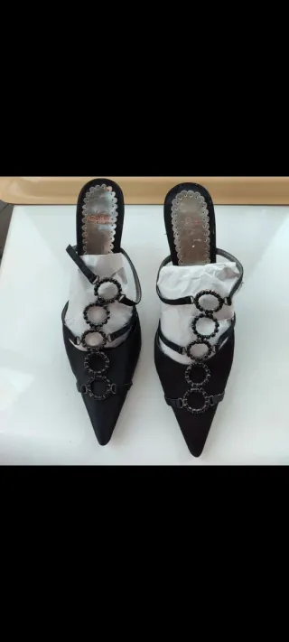 Zapatos joya,stilettos negros de raso y pedrería