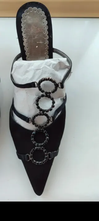 Zapatos joya,stilettos negros de raso y pedrería