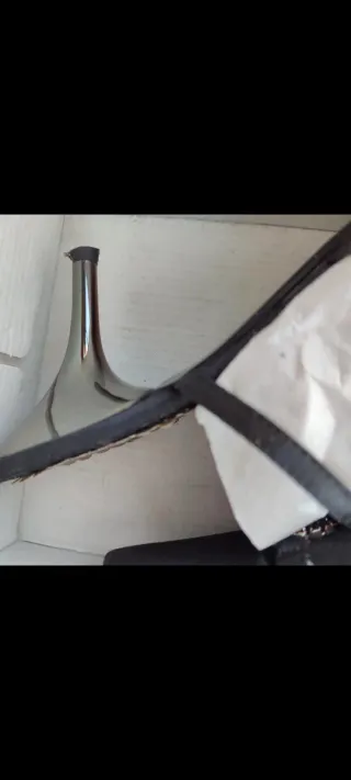 Zapatos joya,stilettos negros de raso y pedrería