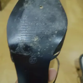 Zapatos joya,stilettos negros de raso y pedrería