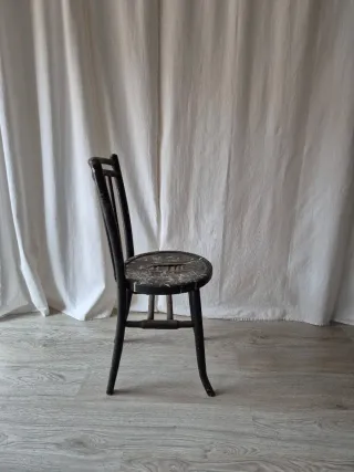 Silla antigua de madera