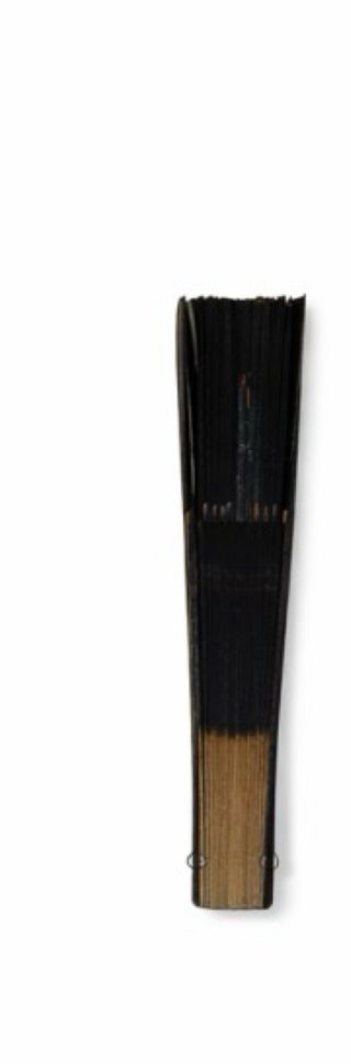 Abanico negro con diseño de mujer y hojas rojas