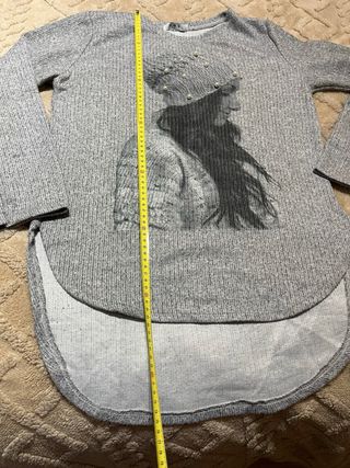 Jersey gris con dibujo de chica