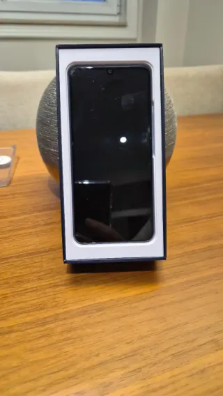 Vivo V21 Nero con retro iridescente