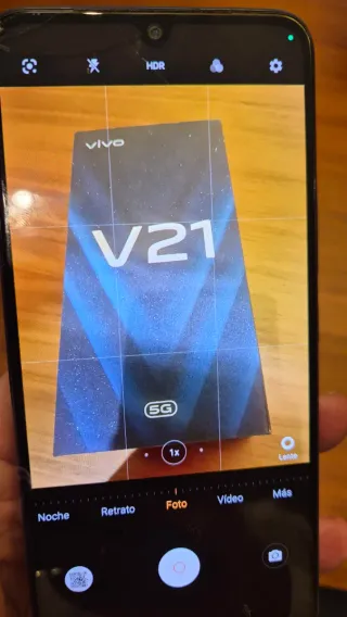 Vivo V21 Nero con retro iridescente