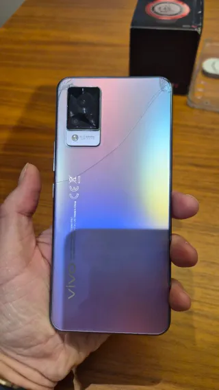 Vivo V21 Nero con retro iridescente