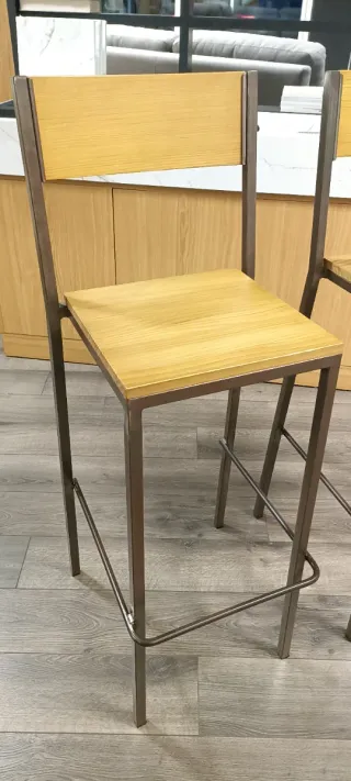 Taburetes altos de madera y metal, sin estrenar.