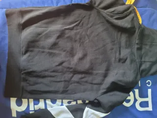 Sudadera H&M cuello alto negra y blanca