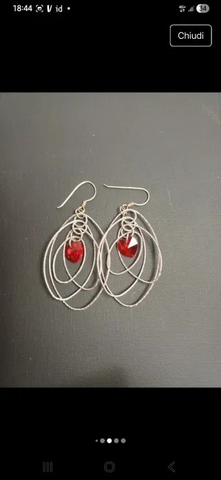 Orecchini pendenti con cuore rosso