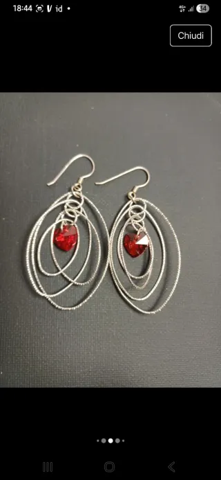 Orecchini pendenti con cuore rosso