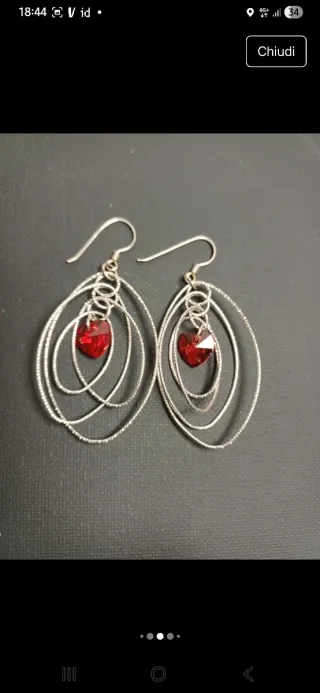 Orecchini pendenti con cuore rosso