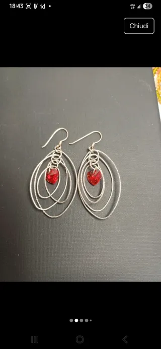 Orecchini pendenti con cuore rosso