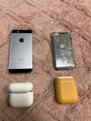 Lote Apple: 2 iPhones y 2 AirPods