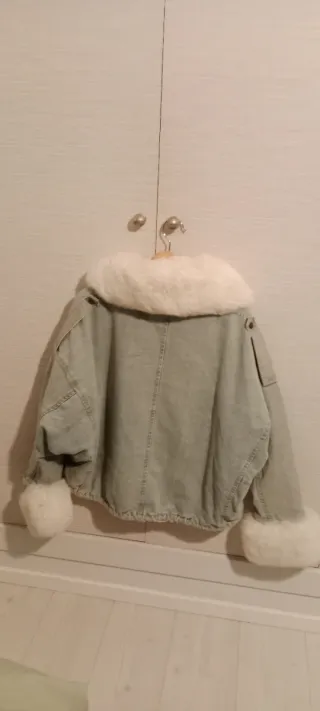 Abrigo vaquero forrado con pelo.