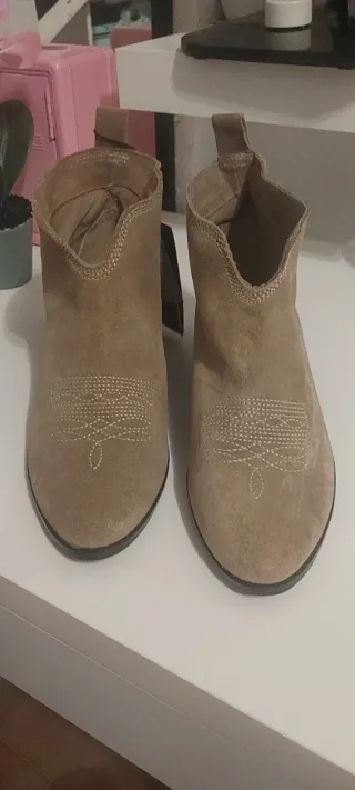 Botines de piel beige/marrón.