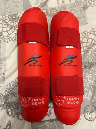 Guantillas y espinilleras Karate WKF Rojas