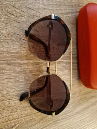 Gafas de sol Guess doradas y marrones