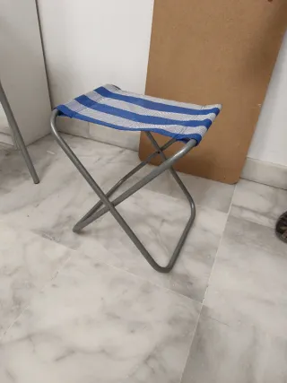 Banco plegable playa azul y gris, sin marca